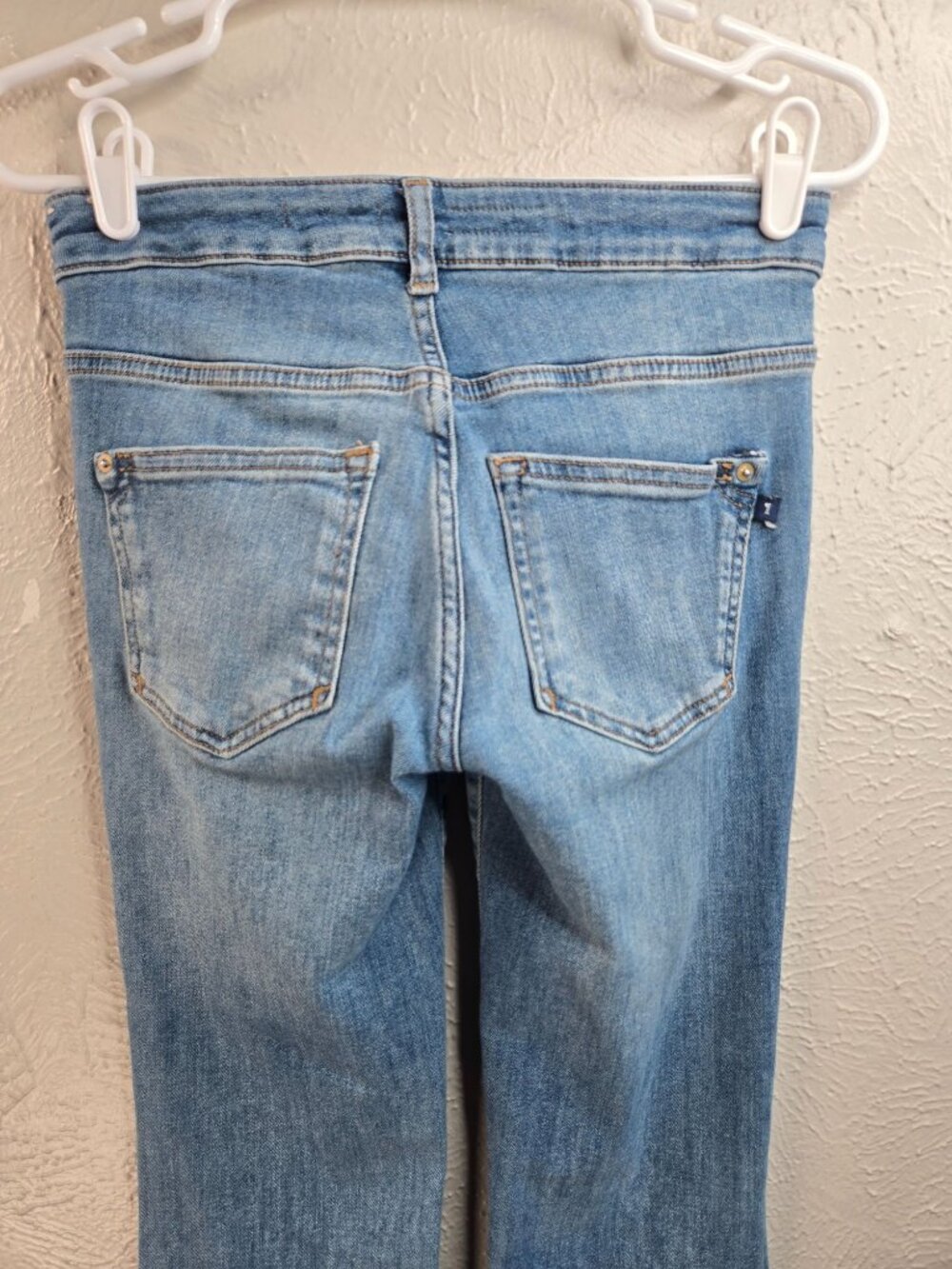Pilcro Slim Boyfriend Jeans 29 Mid Rise Light Blue Wash Stretch Denim Minimalist - Picture 7 of 9